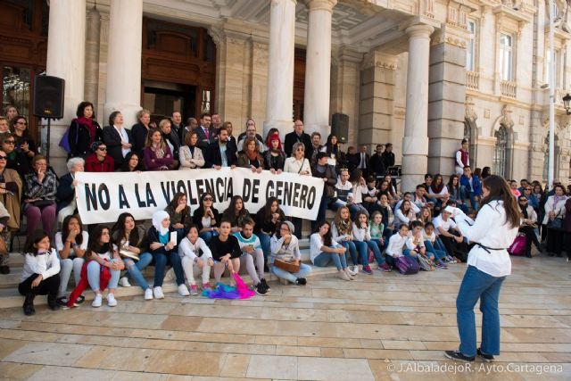 Cartagena se pinta los labios de rojo en apoyo a las víctimas de violencia de género - 1, Foto 1