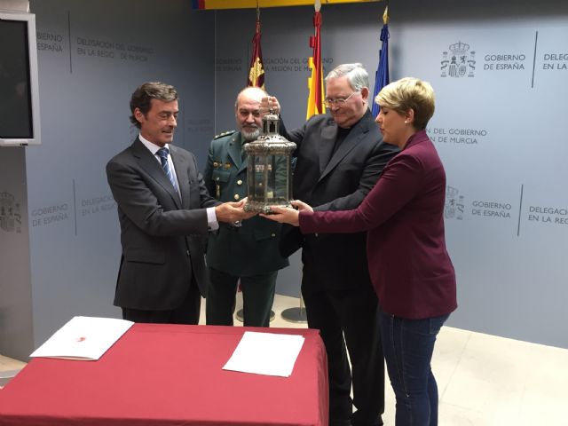 La Guardia Civil recupera para el Obispado un farol robado de la Catedral en 1977 - 1, Foto 1