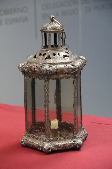 La Guardia Civil recupera para el Obispado un farol robado de la Catedral en 1977 - 2, Foto 2