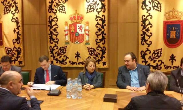 La consejera de Educación y Universidades se reúne con las directivas de la Cámara Oficial de Comercio y la Confederación de Organizaciones Empresariales de Lorca - 1, Foto 1