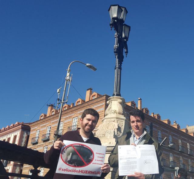 Cultura obliga al Ayuntamiento a atender la denuncia de Huermur y retirar los maceteros del Puente Viejo - 1, Foto 1