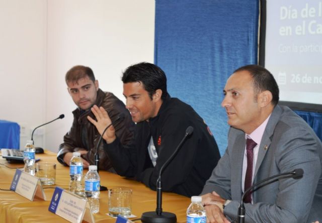 El campeón del mundo de 20 kilómetros marcha, Miguel Ãngel López, comparte sus experiencias con escolares cartageneros - 2, Foto 2