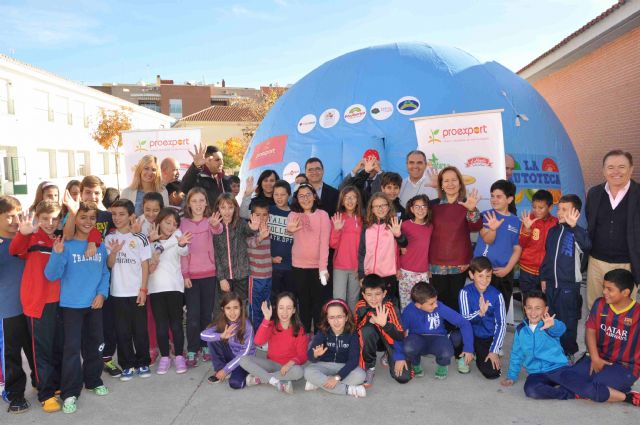 La Santa Cruz participa en el proyecto 'Frutoteca', que lleva la huerta al patio de colegio - 1, Foto 1