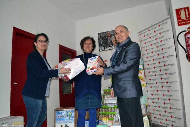 Ciudadanos hace entrega de los alimentos y productos recogidos durante su campaña solidaria para Cruz Roja - 1, Foto 1