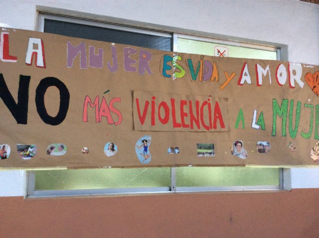 Los alumnos de Secundaria rechazaron  la violencia contra la mujer con distintos actos - 2, Foto 2