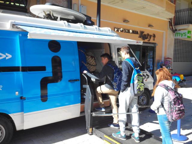 El INFOmóvil presta asesoramiento a los estudiantes aguileños - 1, Foto 1