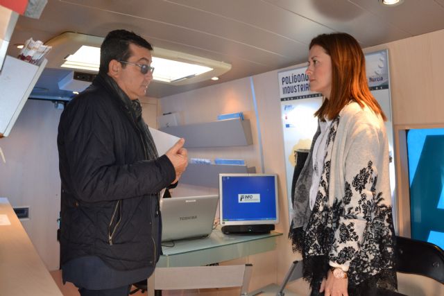 El INFOmóvil presta asesoramiento a los estudiantes aguileños - 2, Foto 2