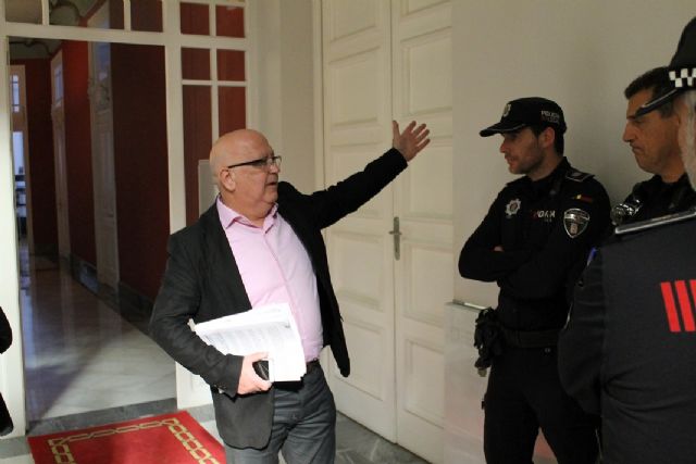 Atentado contra la democracia sin precedentes en Cartagena: El alcalde José López utiliza a la Policía para expulsar a los concejales de Ciudadanos - 3, Foto 3