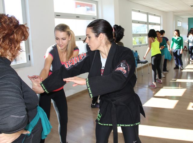 Curso de defensa personal a cargo de la primera boxeadora profesional de la Región de Murcia Mª Carmen Romero - 2, Foto 2