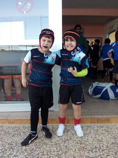 Dos pequeños rugbistas dispuestos a participar en el torneo de Escuelas , Foto 1