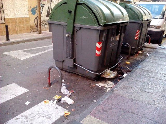 El PSOE denuncia que hay calles de El Carmen por las que no pasa el servicio de limpieza desde hace días - 1, Foto 1