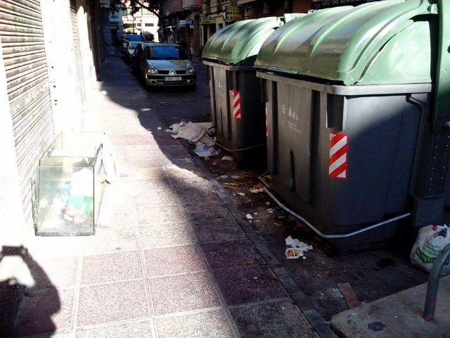 El PSOE denuncia que hay calles de El Carmen por las que no pasa el servicio de limpieza desde hace días - 3, Foto 3