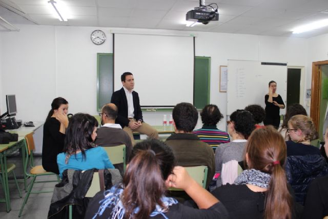 Teodoro García con alumnos FP para intérpretes de lenguaje de signos - 1, Foto 1