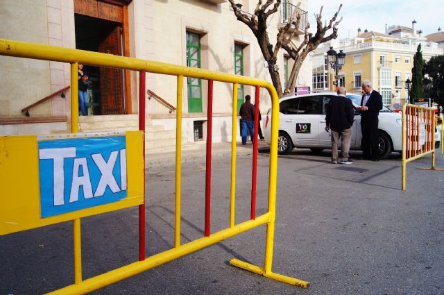 La parada municipal de taxis se traslada la puerta del Ayuntamiento de Totana mientras se produce la instalación y celebración de la Feria de Día