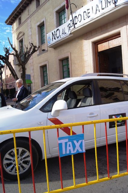 La parada municipal de taxis se traslada la puerta del Ayuntamiento de Totana mientras se produce la instalación y celebración de la Feria de Día, Foto 2