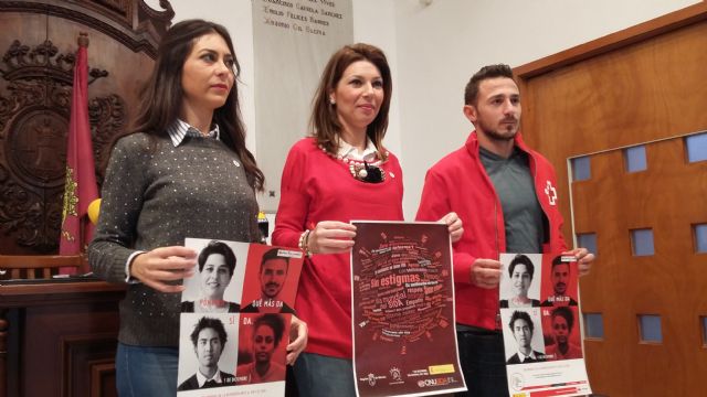 Ayuntamiento y Cruz Roja conmemoran el Día Mundial del Sida con campañas informativas, reparto de folletos, calendarios, marcapáginas, preservativos y lazos - 1, Foto 1
