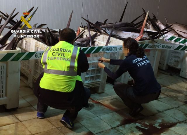 Interceptan cuatro embarcaciones en Mazarrón con tonelada y media de pez espada capturado ilícitamente - 3, Foto 3