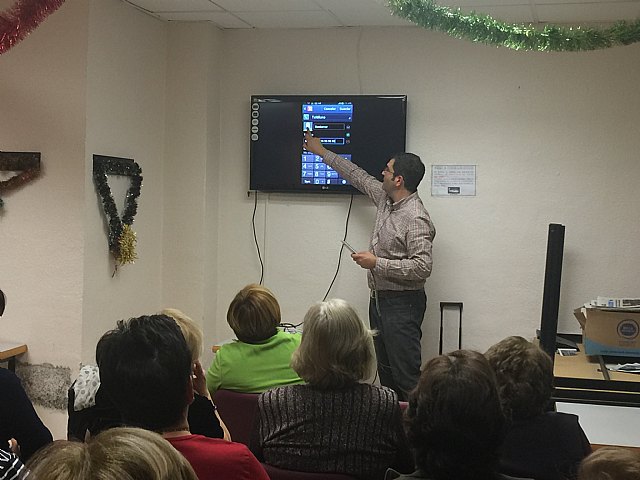 250 personas participan en los talleres de Smartphone impartidos en los Centros Sociales de Mayores - 1, Foto 1