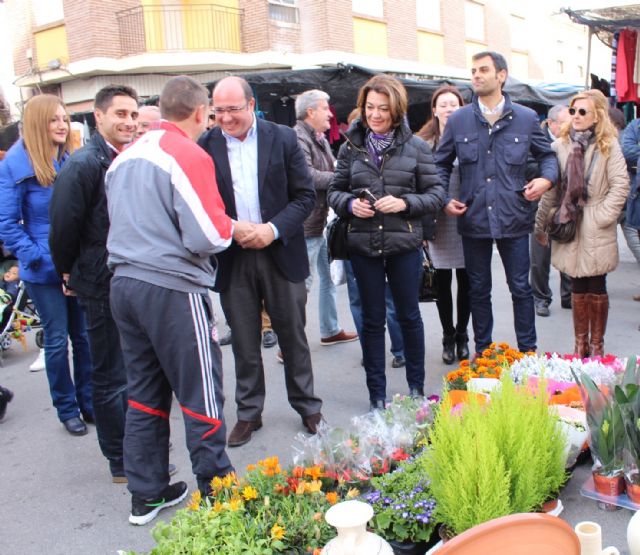 Pedro Antonio Sánchez visita el mercado semanal de Cieza - 1, Foto 1
