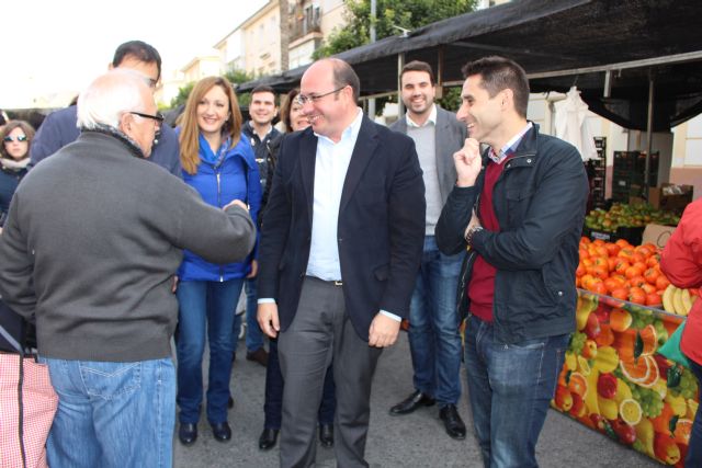 Pedro Antonio Sánchez visita el mercado semanal de Cieza - 2, Foto 2