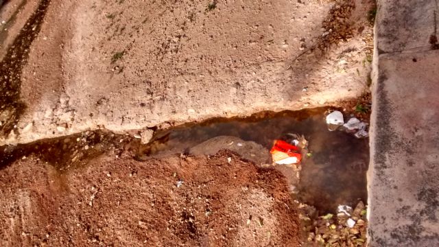 El PP denuncia el vertido de aguas residuales sin control al cauce de la rambla de La Santa durante varias semanas