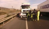 Servicios de emergencias atienden a la conductora de un turismo que ha sufrido un accidente en la autova A-7, en Totana