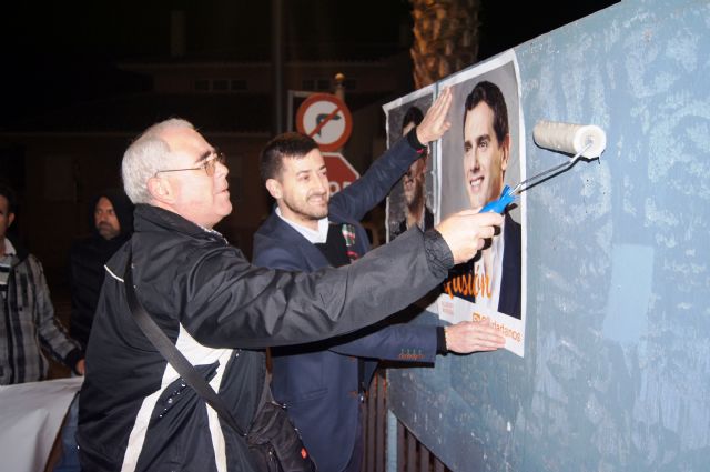 Comienza la campaña electoral para las generales del 20 de diciembre con la tradicional pegada de carteles en la avenida Rambla de La Santa - 4, Foto 4