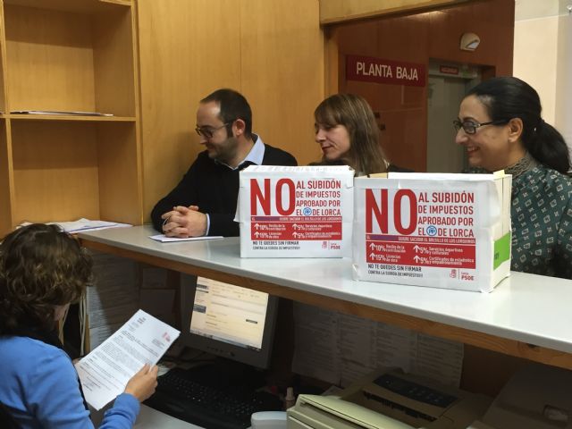 El PSOE logra reunir más de 2000 firmas para frenar el injusto subidón de impuestos aprobado por el PP de Lorca - 3, Foto 3
