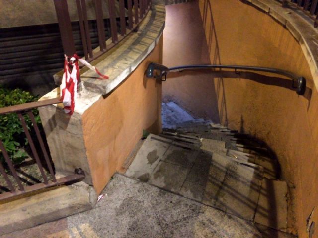 El PSOE denuncia los problemas de limpieza y desperfectos en los accesos de los  aparcamientos del centro de Murcia - 2, Foto 2