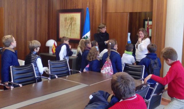Los escolares visitan el Ayuntamiento con motivo del trigésimo séptimo aniversario de la Constitución - 2, Foto 2