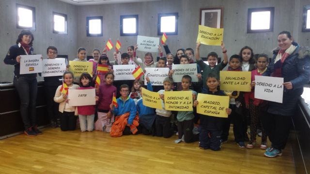 Los escolares visitan el Ayuntamiento con motivo del trigésimo séptimo aniversario de la Constitución - 3, Foto 3