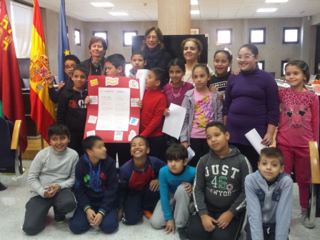 Los escolares visitan el Ayuntamiento con motivo del trigésimo séptimo aniversario de la Constitución - 4, Foto 4