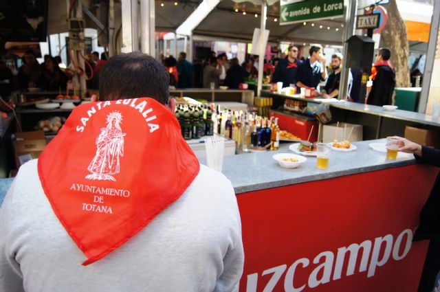 Gran éxito de público en el comienzo de las actividades de las Feria de Día, en la plaza de la Constitución - 2, Foto 2