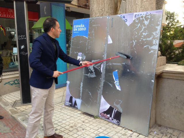 Fulgencio Gil: “quien destroza los carteles electorales con nocturnidad no conseguirá jamás destrozar la democracia” - 1, Foto 1