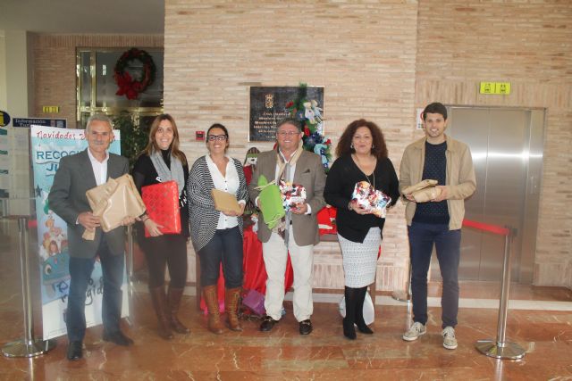 El alcalde y los concejales entregan sus regalos para las V Navidades Solidarias - 1, Foto 1
