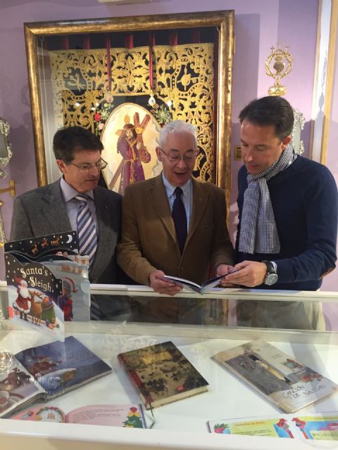 El Alcalde de Lorca inaugura la exposición Cuentos de Navidad, organizada por el Paso Morado - 1, Foto 1