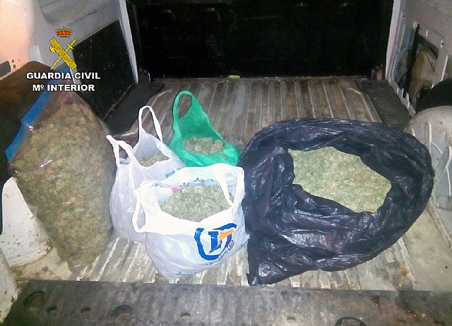 La Guardia Civil sorprende a un joven cuando trasportaba mas de cinco kilos de marihuana en Alhama de Murcia, Foto 1