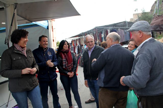 El candidato al Congreso Juan Mª Vázquez y el candidato al Senado Fulgencio Gil visitan el mercado semanal de Puerto Lumbreras - 1, Foto 1