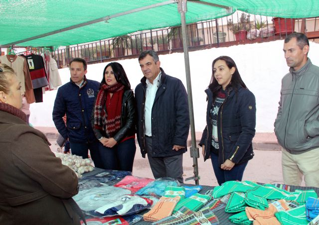 El candidato al Congreso Juan Mª Vázquez y el candidato al Senado Fulgencio Gil visitan el mercado semanal de Puerto Lumbreras - 2, Foto 2