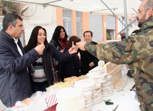 El candidato al Congreso Juan Mª Vázquez y el candidato al Senado Fulgencio Gil visitan el mercado semanal de Puerto Lumbreras - 3, Foto 3