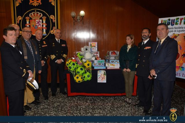 La Armada entrega el primer juguete para su campaña de Navidad - 1, Foto 1