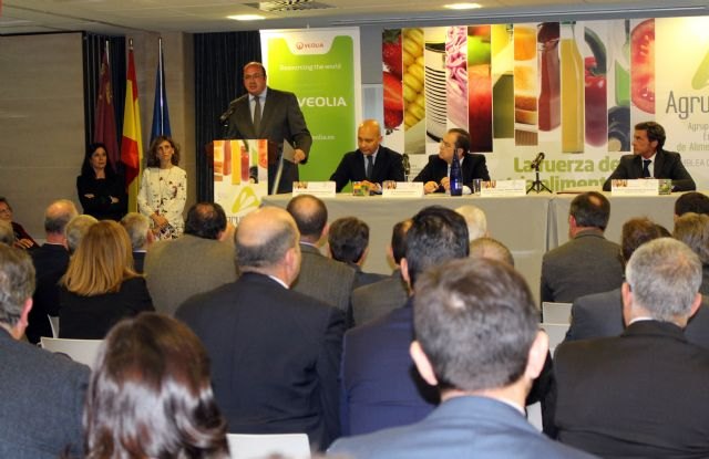 El presidente de la Comunidad afirma que el sector agroalimentario ha sabido cooperar y hacerse más fuerte mirando lo que les une - 1, Foto 1
