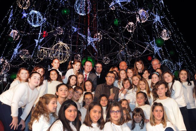 El gran árbol de Navidad ya preside las fiestas de Murcia desde la Plaza Circular - 2, Foto 2