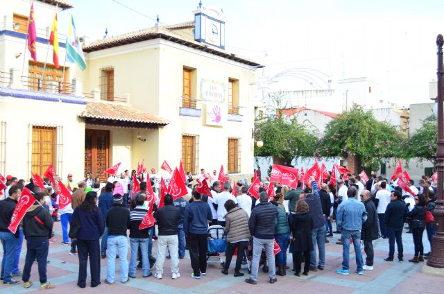 Los 47 trabajadores de Arimesa, junto a sus familias, se han manifestado en el Ayuntamiento de Santomera en defensa de sus puestos de trabajo y contra el cierre de la empresa - 1, Foto 1