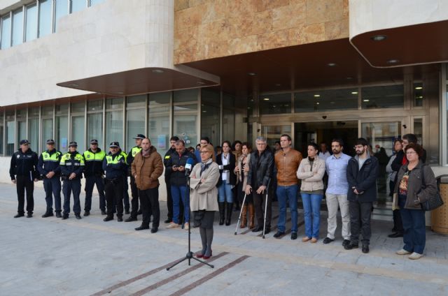 Minuto de silencio en la puerta del Ayuntamiento por el atentado en Kabul - 1, Foto 1