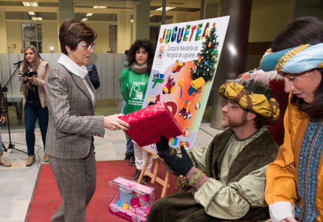 La presidenta de la Asamblea, en la campaña de recogida de juguetes, “porque no podemos recortar en sonrisas de los niños” - 1, Foto 1