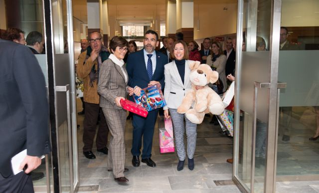 La presidenta de la Asamblea, en la campaña de recogida de juguetes, “porque no podemos recortar en sonrisas de los niños” - 2, Foto 2