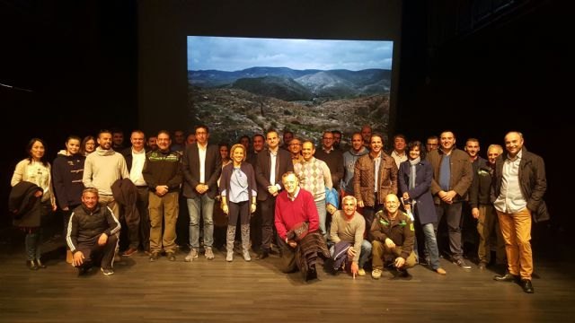 Un centenar de trabajadores participan en las labores de emergencia en las zonas afectadas por los incendios de este verano - 1, Foto 1
