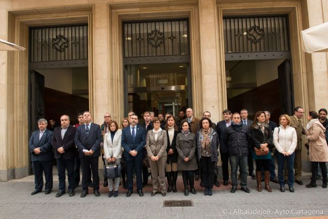 El Ayuntamiento guarda un minuto de silencio por los policías fallecidos en Kabul - 2, Foto 2