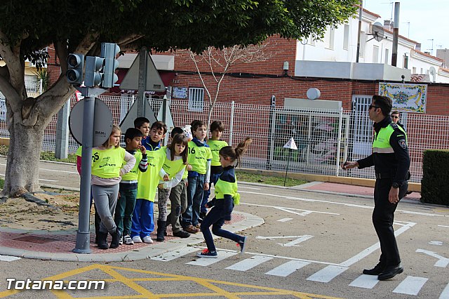 Cerca de 3.000 alumnos de once colegios de Totana participarn este curso 2015/16 en el programa de Educacin Vial que coordina la Polica Local - 13